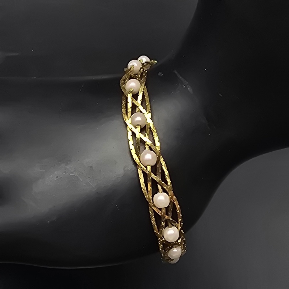 Avon 1995 Pearlesque Treasures Bracelet Gold Tone Faux Pearl Bradied